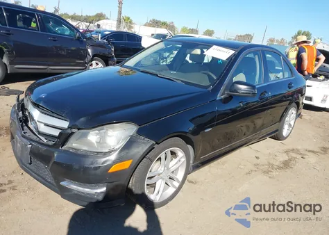 2012 Mercedes-Benz C 250 Sport z USA, uszkodzony, nr VIN WDDGF4HB2CR207974